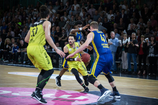 队在前场逐 队在前场逐